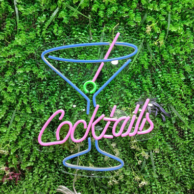 Neonový Nápis „Cocktails“