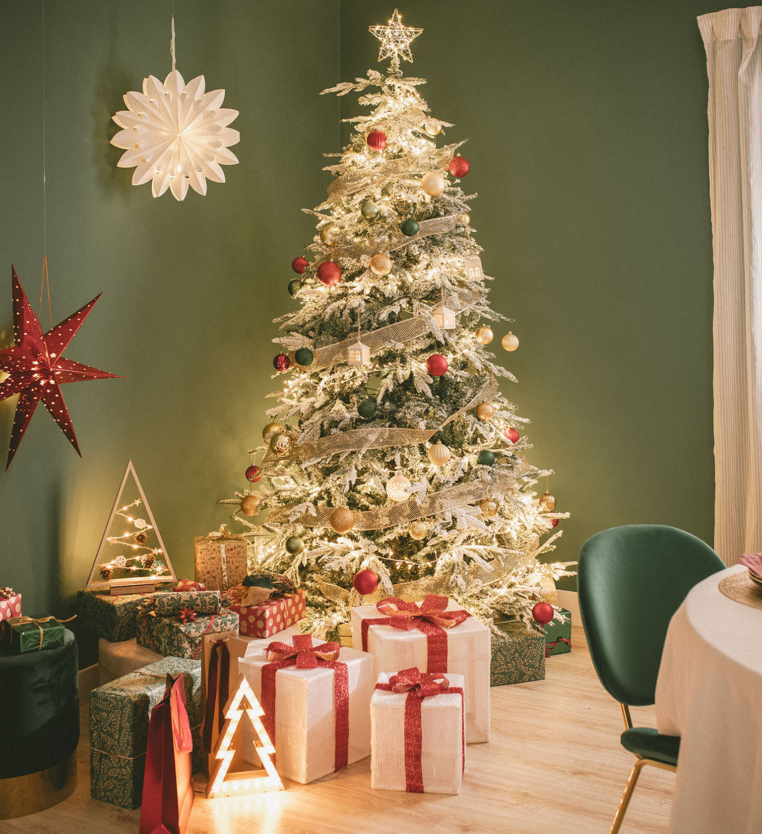 Photographie d'un arbre de Noël complété par un éclairage LED